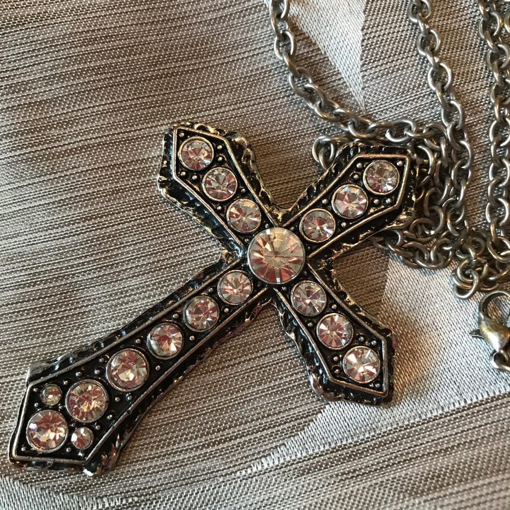 ✝️GUC✝️Cross Gemstone Necklace 36” in length, silver tone✝️